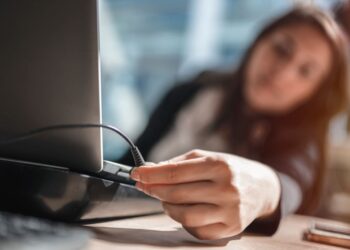Laptopul tău nu se mai încarcă? Iată ce trebuie să faci!